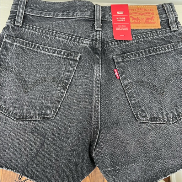 Levi’s Wedgie Shorts - Picture 2 of 4